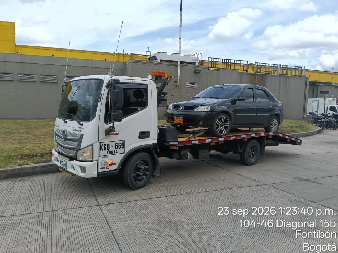 Automóvil transportado en plataforma en Bogotá