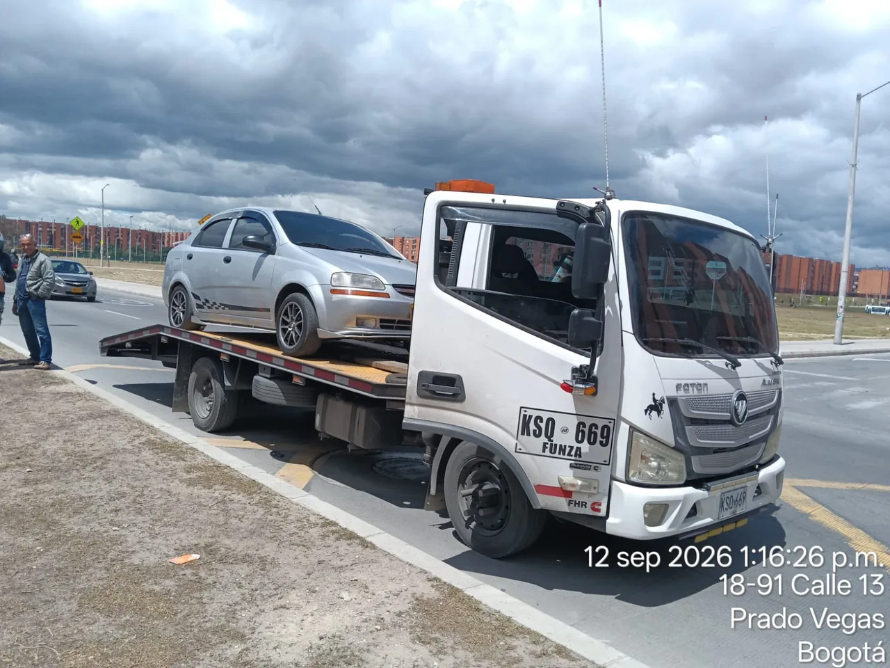 Carro en plataforma durante un servicio de traslado