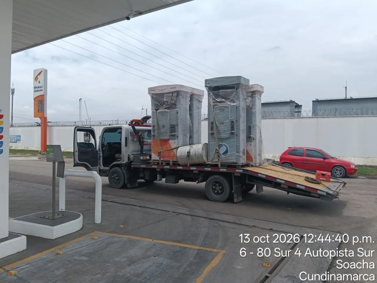 Equipos embalados transportados sobre una grúa plataforma