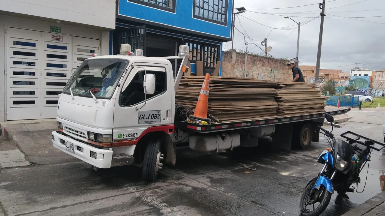 Transporte de materiales de construcción sobre plataforma